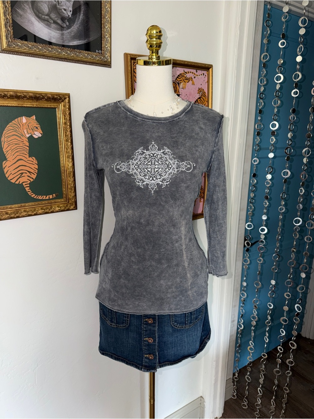 Vintage Y2K Women’s Grey Mineral-Wash Long Sleeve Top with Ornate Print
